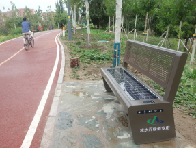 北京亦庄凉水河公园智能又环保：太阳能座椅能充电，路灯会报警