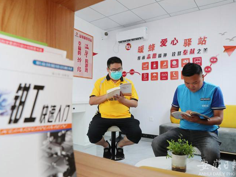 义工驿站的建立旨在搭建一个公益服务平台，整合社会资源，规范志愿服务行为，为需要帮助的人提供更专业、更全面的服务，同时也为志愿者提供一个实现自我价值的机会。